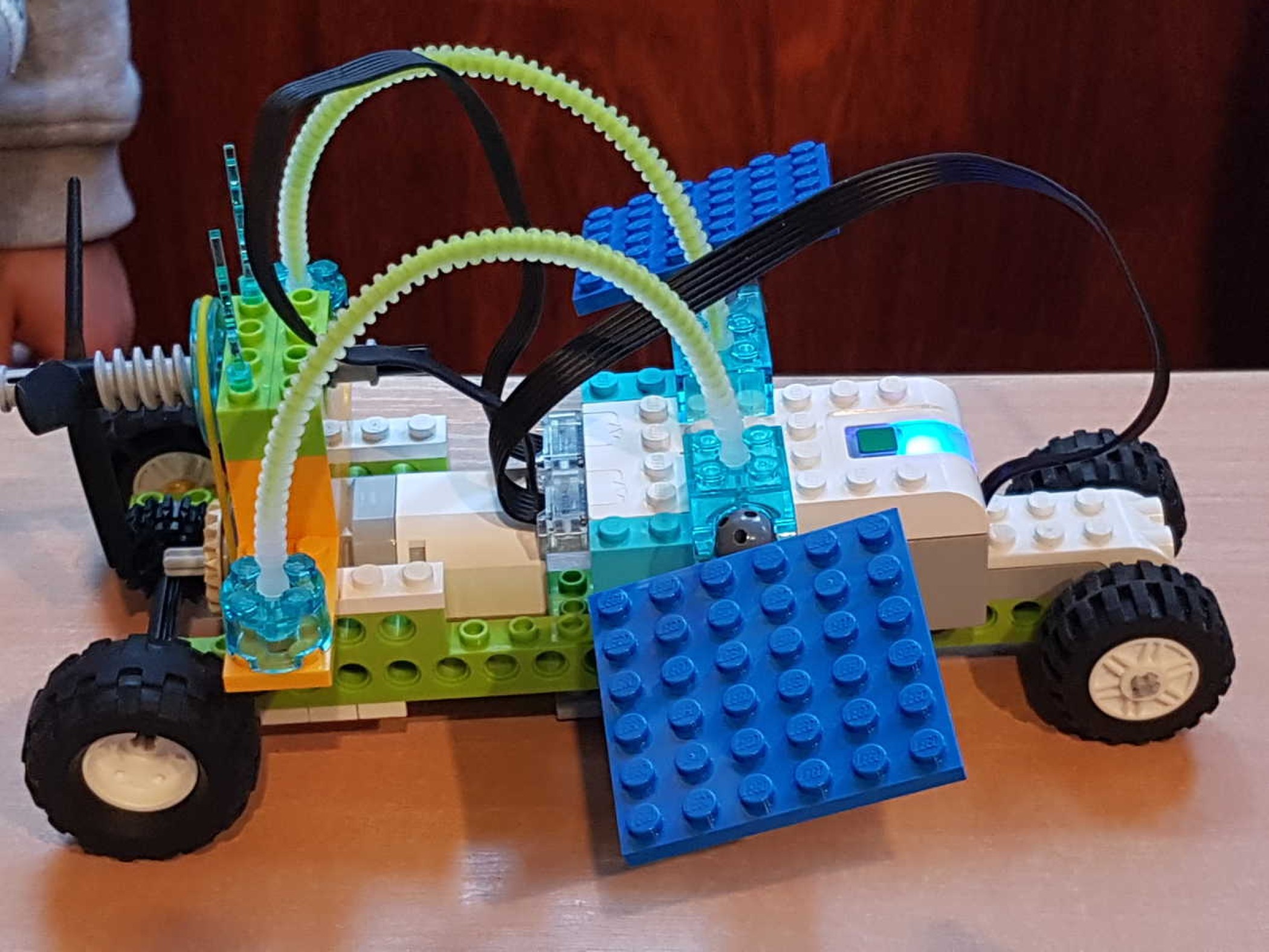 gros-plan-robot.jpg -